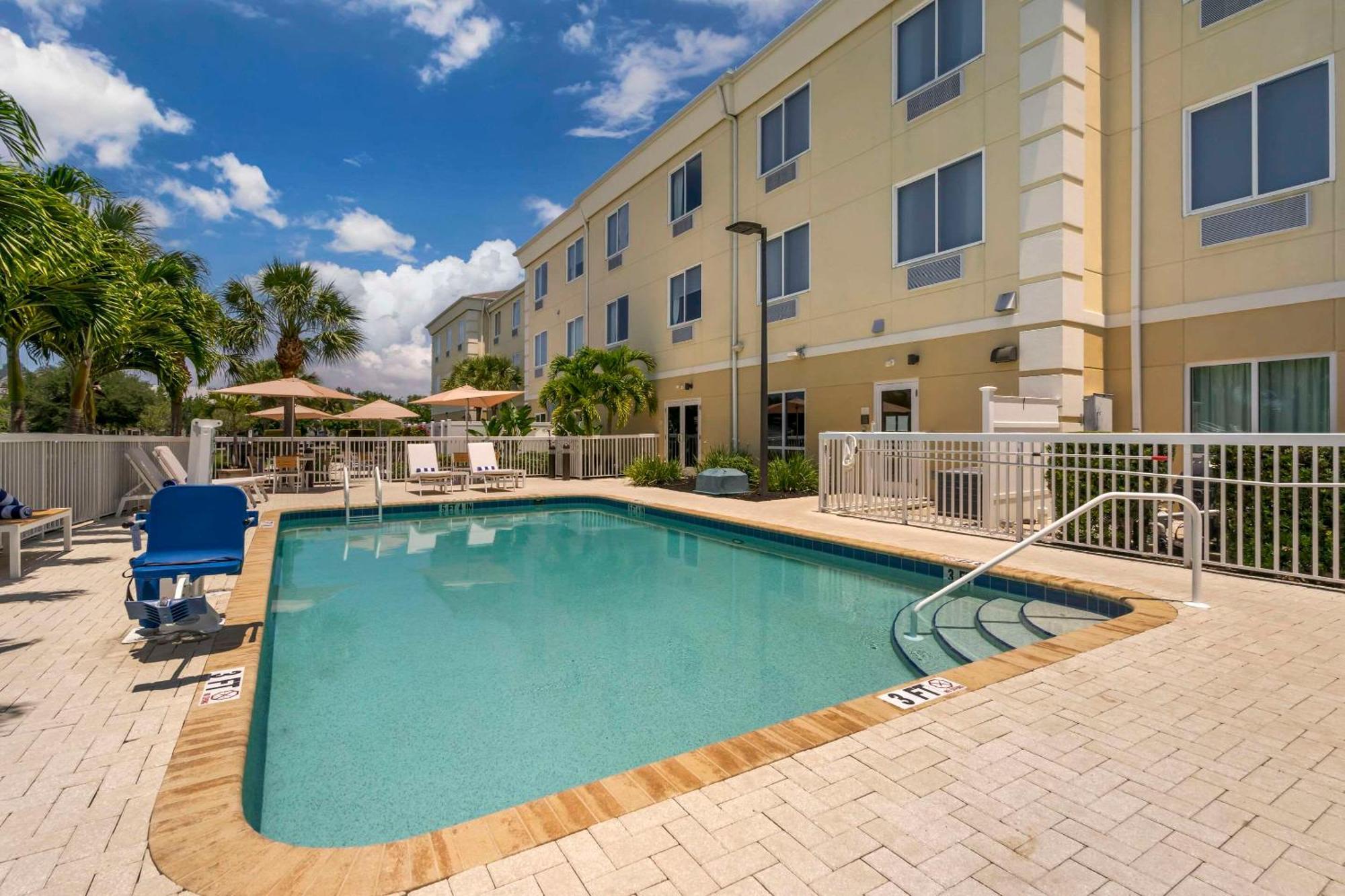 Comfort Suites Sarasota-Siesta Key Exterior photo